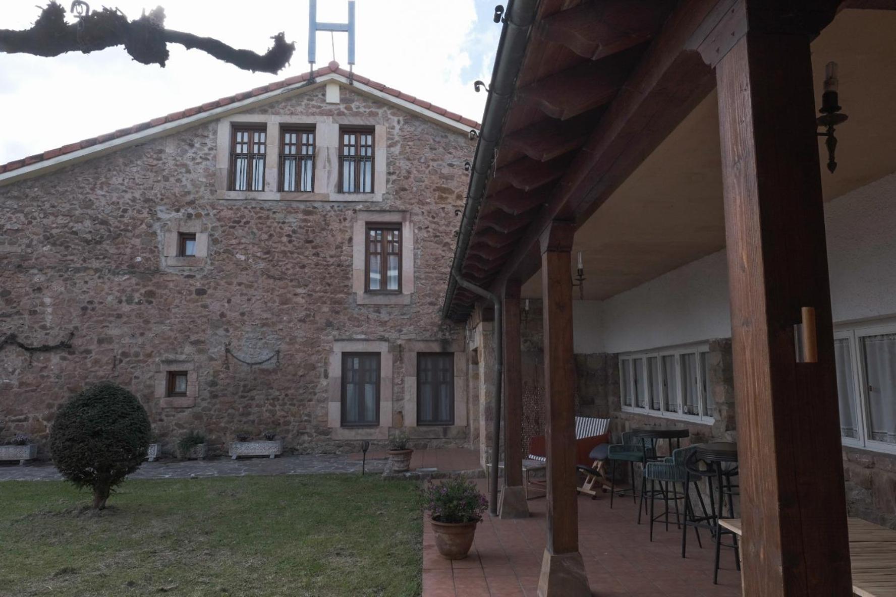 Posada La Estela De Barros Corrales De Buelna Extérieur photo